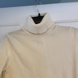Gap turtleneck size medium.  Perfect basic turtleneck for your winter attire